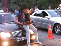 بينما الرجل يراقب كرة القدم افلام سكسيه عراقيه حديثه 2019 ، يتم إعطاء فرخه لصديق